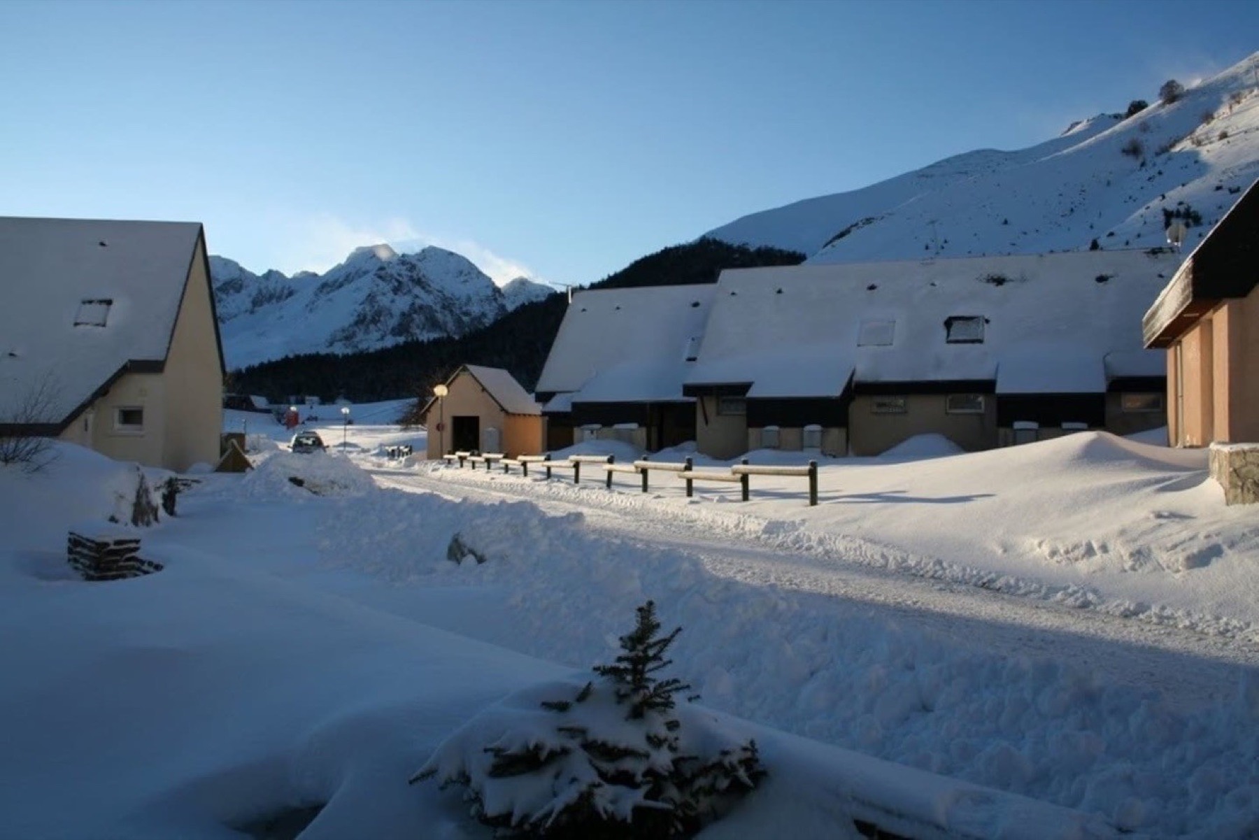 Le chalet sous la neige, au cœur de la station
