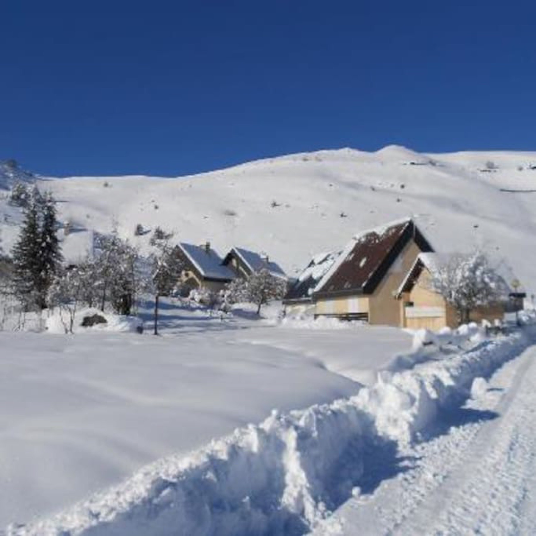 Le chalet et la station sous la neige