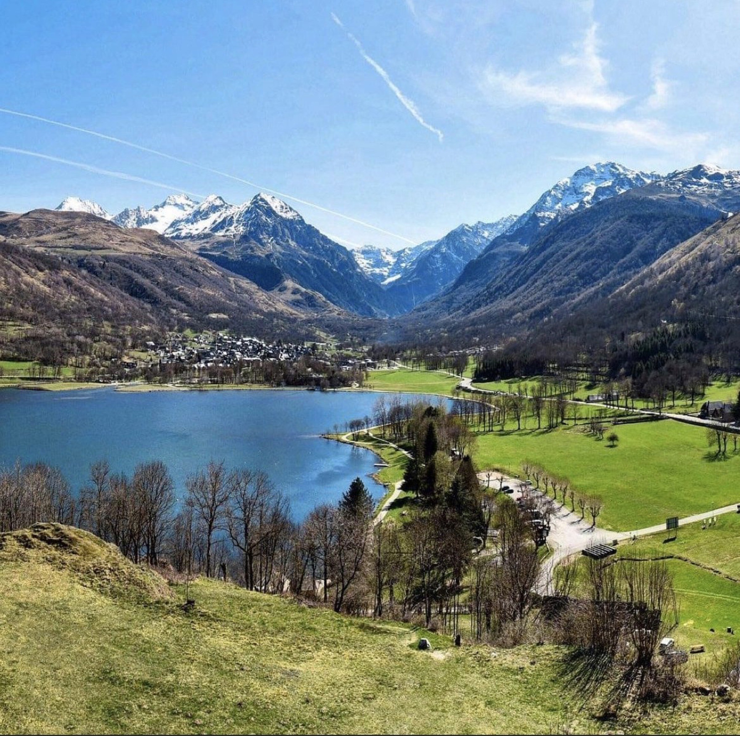 La vallée du Louron, le lac de Génos-Loudenvielle et les sommets enneigés