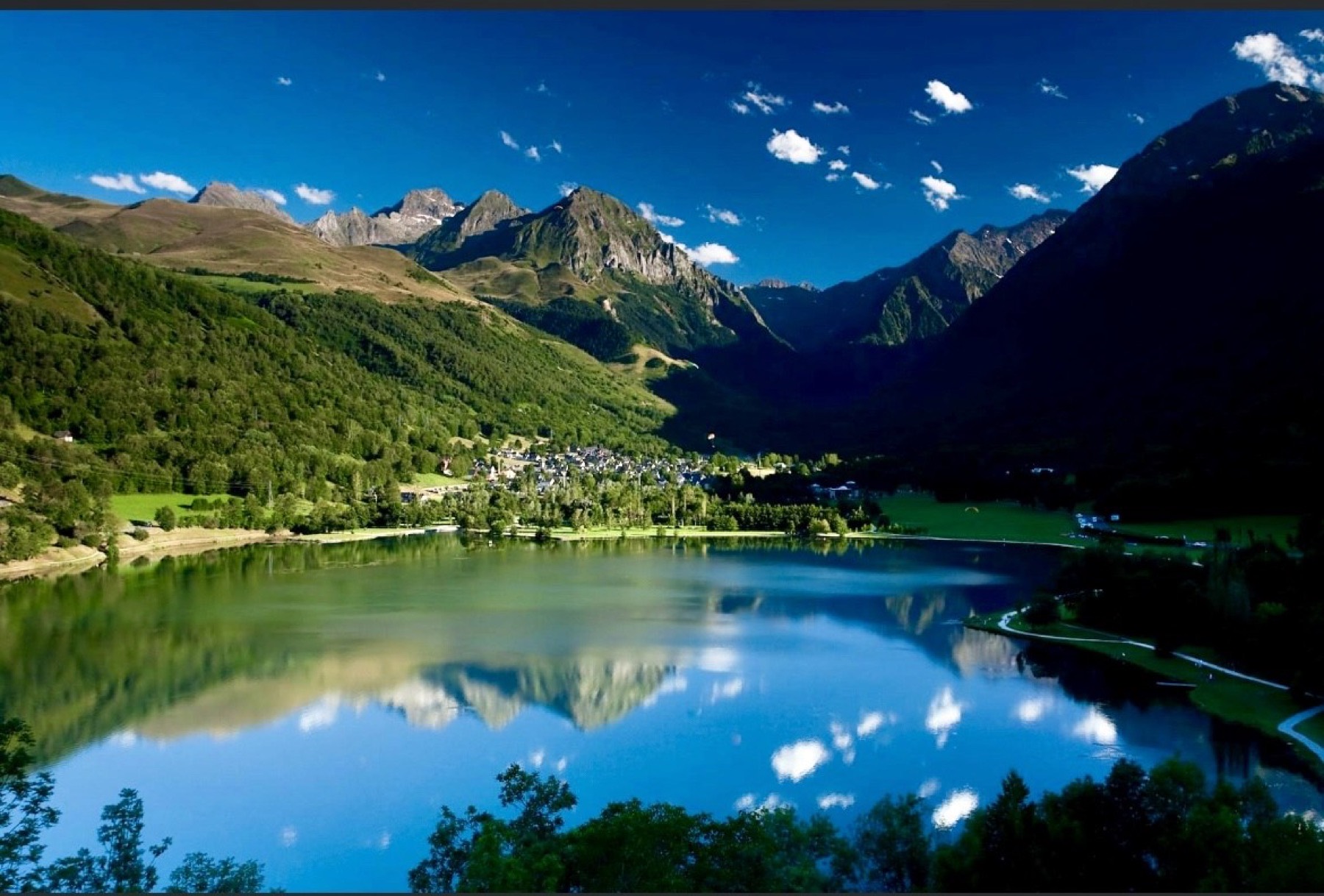Le lac de Génos-Loudenvielle entouré de montagnes