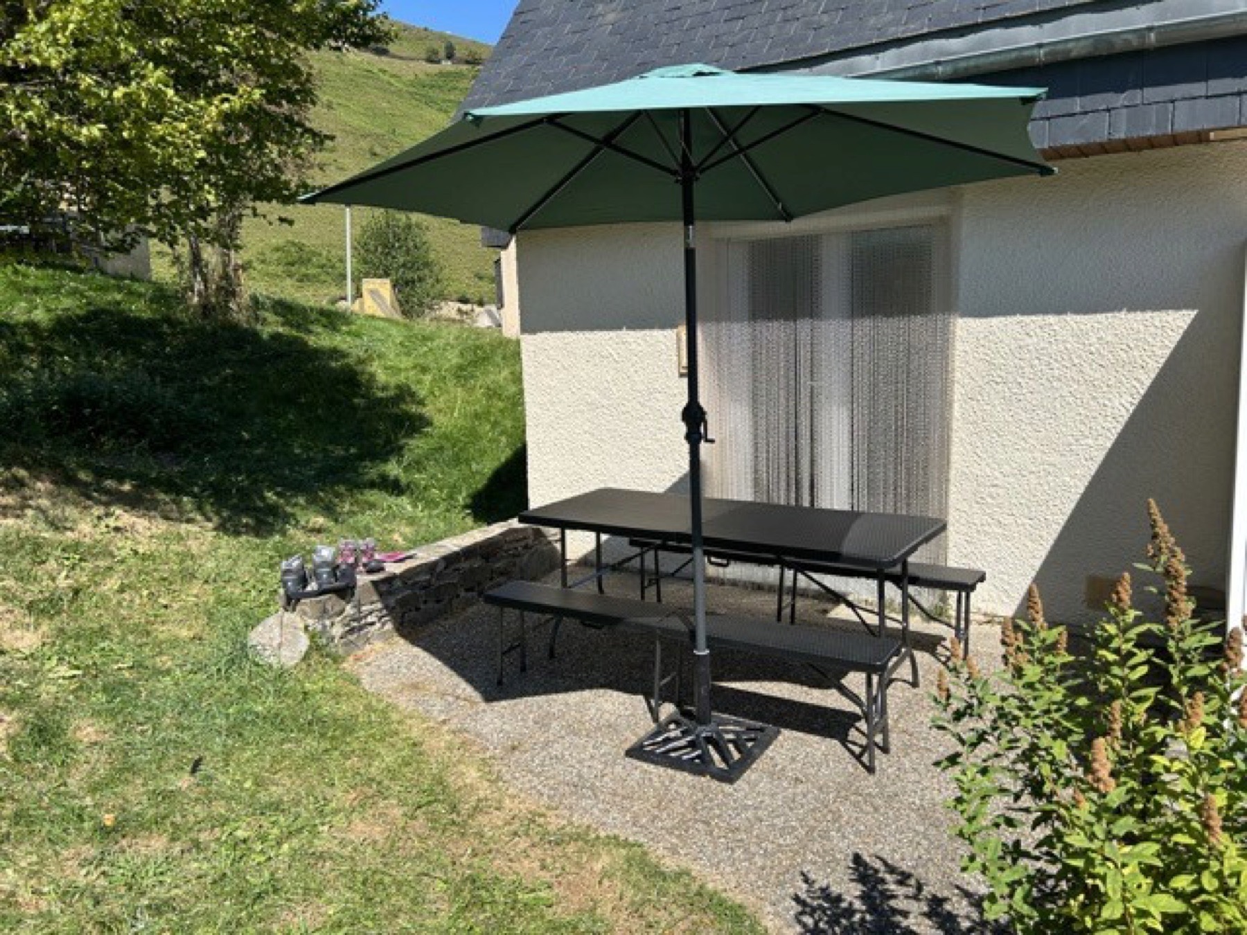 Table, parasol et bancs fournis
